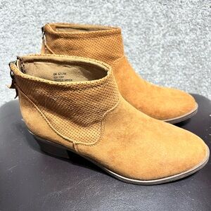 Arizona Memory Foam Woman’s Ankle Boots Booties Faux Suede Leather Size 6M